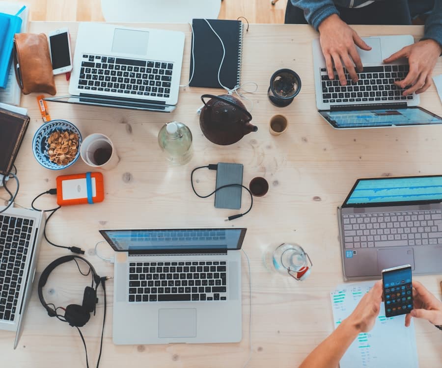 Team arbeitet gemeinsam an digitalen Lösungen